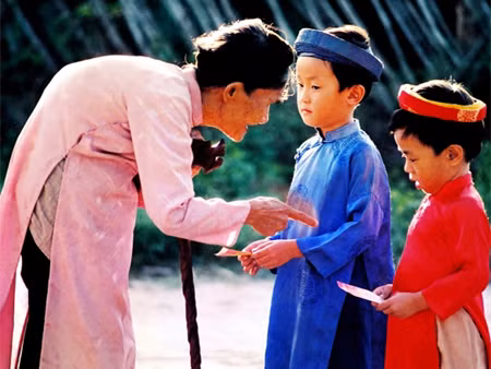 Những món quà đầu xuân thường mang ý nghĩa may mắn, điều lành, điều tốt…Người nào càng nhận được nhiều lì xì trong dịp tết sẽ càng tin rằng mình có nhiều may mắn trong năm mới, phát tài phát lộc…