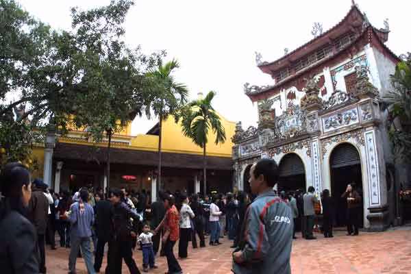 Một điểm đến du lịch tâm linh tại Hà Nội thu hút đông đảo du khách là Phủ Tây Hồ.