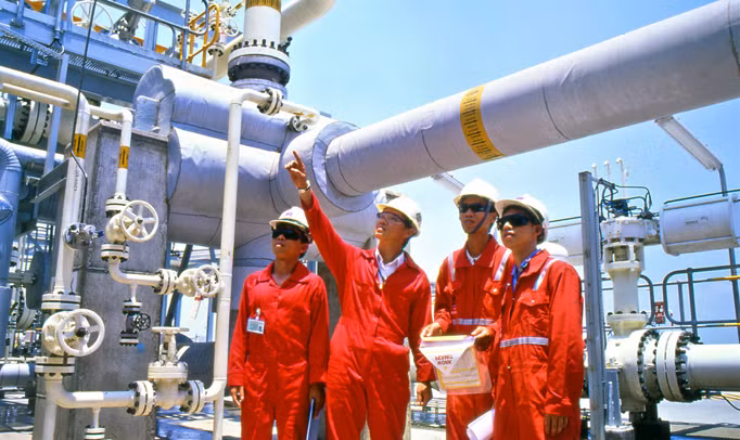 Năm 2016, PV Gas được Công ty cổ phần Báo cáo đánh giá Việt Nam (Vietnam Report) xếp hạng đứng trong TOP 10 doanh nghiệp niêm yết uy tín nhất Việt Nam. Trước đó, PV GAS liên tục nằm trong Top 10 doanh nghiệp nộp thuế cao nhất Việt Nam, Top 500 doanh nghiệp lớn nhất Việt Nam do VNR bình chọn. PV GAS được tạp chí Nikkei Asia Review công bố lọt vào danh sách 50 công ty giá trị nhất Đông Nam Á; nằm trong Top 2.000 doanh nghiệp lớn nhất thế giới năm 2014 và dẫn đầu danh sách “50 doanh nghiệp niêm yết tốt nhất Việt Nam năm 2015”do Forbes bình chọn. Ảnh: Báo Đầu tư.