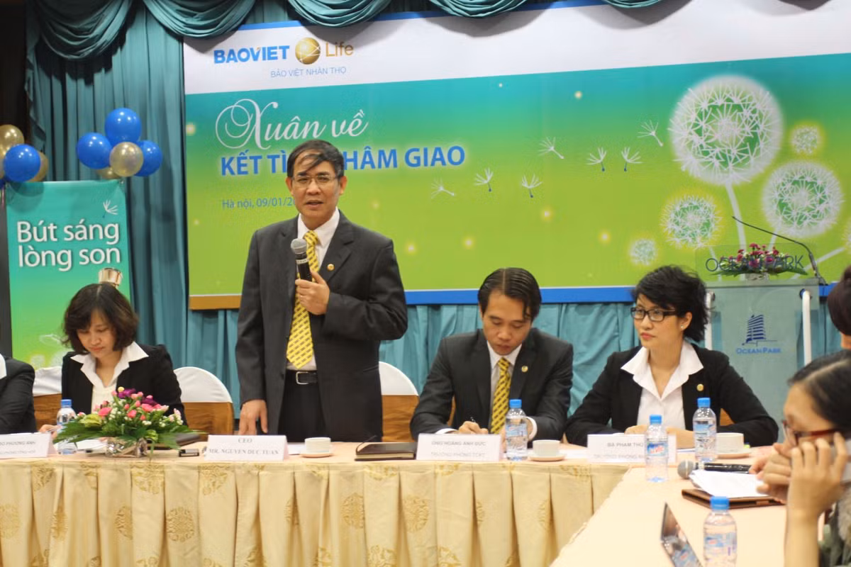  Người tuổi dậu “sẵn sàng cất cánh” cùng Bảo Việt Nhân thọ đến thành công năm 2017 Đó là ông Nguyễn Đức Tuấn (SN 1957), Thành viên Hội đồng quản trị, Tổng công ty Bảo Việt Nhân thọ. Năm 2016, Bảo Việt Nhân Thọ nơi ông Nguyễn Đức Tuấn làm thành viên HĐQT đã cán đích doanh thu 1 tỷ USD, xuất sắc vươn lên giành vị trí số 1 trên thị trường bảo hiểm nhân thọ và thị trường bảo hiểm phi nhân thọ. Để có được những thành công ấy có sự đóng góp lớn lao của Ban lãnh đạo Tập đoàn và cán bộ nhân viên trong tập đoàn nhưng phải kể đến công lao của ông Nguyễn Đức Tuấn, người có bề dày kinh nghiệm từng giữ chức vụ Tổng Giám đốc Tổng Công ty Bảo Việt Nhân thọ; Thành viên Hội đồng Quản trị Tập đoàn Bảo Việt. Năm 2017, với thông điệp “Sẵn sàng cất cánh”, ông Tuấn sẽ cùng ban lãnh đạo Tập đoàn này đạt được những mục tiêu đã đề ra, khẳng định và củng cố vị trí số 1 trên thị trường bảo hiểm.