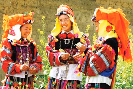  4. Người Lô Lô đi ăn trộm lấy may Người Lô Lô sinh sống trên Cao nguyên đá Đồng Văn (Hà Giang) từ nhiều đời nay vẫn tồn tại một tập tục lạ gọi là “khù mi” (ăn cắp chơi – ăn cắp lấy may). Đồng bào Lô Lô ở Hà Giang luôn quan niệm rằng vào thời khắc bước sang năm mới, nếu ai đó mang về nhà được một chút gì thì năm mới gia đình sẽ gặp điều tốt lành. Do đó, tối 30 Tết, mỗi gia đình phải đi ăn cắp cái gì đó và phải lấy cho đủ con số 12. Ví dụ, lấy ngô đủ 12 bắp; lấy gà, gạo, hoa quả cứ đủ con số 12. Đó là con số ứng với 12 tháng trong năm tới may mắn. Nếu mới lấy được 2 hoặc 3, 4… tức chưa đủ 12 mà đã bị phát hiện thì bỏ chạy và năm sau, tháng ứng với những con số phải bỏ chạy đó thì phải kiêng kỵ không được làm những công việc lớn do sợ rủi ro.