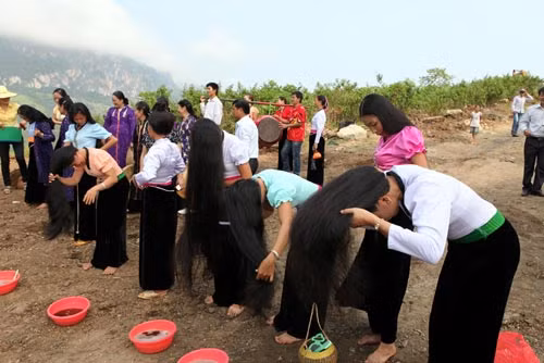  10. Gội đầu bằng nước gạo chua của người Thái trắng Vào chiều 30 Tết Nguyên đán, người Thái trắng ở Sơn La có tục gội đầu để xua đi tất cả những gì không may mắn trong năm. Họ còn chuẩn bị những bát nước gạo đã được ngâm cho chua rồi xối từ từ lên tóc, gợi lên mọi điều tốt đẹp cho ngày mai bước vào năm mới thật tinh khôi. Lễ gội đầu kết thúc là đến cuộc vui đua thuyền giữa nam và nữ. 