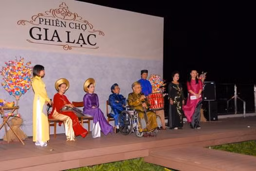  7. Chợ tết Gia Lạc (Thừa Thiên Huế). Đầu xuân, người dân Huế có thú vui đi chợ Tết Gia Lạc, cốt để mua lộc đầu năm, mua sự may mắn, suôn sẻ. Theo tài liệu cũ cho biết, người ở vùng chợ Dinh, Gia Hội đi chợ này là để có dịp bói đò nhân năm mới vì phải qua sông. Nếu khi đến bến mà đò đang neo đợi, nghĩa là sẽ được thong dong trong năm mới. Ngược lại khi đến bến mà đò sang sông, ấy là điềm báo sẽ lận đận trong năm ấy.