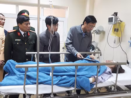 Xe khach gap nan, 29 nguoi thuong vong: Bi thu Tinh chi dao cuu ho-Hinh-3