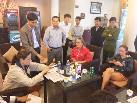 14 du khách nước ngoài vẫn chưa hết bàng hoàng khi tàu du lịch chở họ bốc cháy trên vịnh Hạ Long.