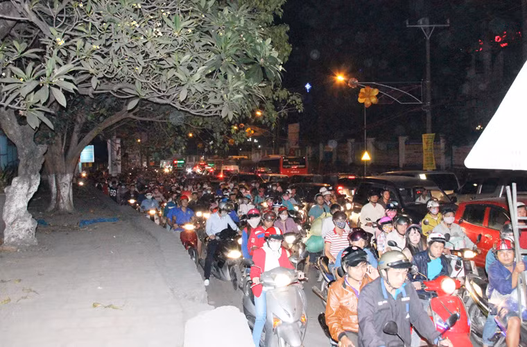 Đến hơn 19h cùng ngày, tình trạng ùn tắc giao thông ở khu vực quận Thủ Đức mới được giải quyết cơ bản.