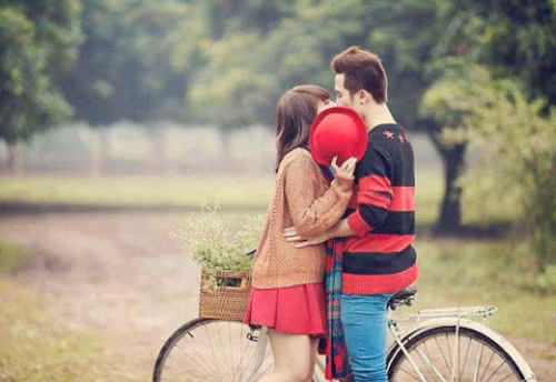 Gió mùa đông lạnh lắm, cũng không len nổi vào giữa vòng ôm thật gần của đôi ta. Gió mùa đông lạnh lắm, cũng không len nổi vào giữa vòng ôm thật gần của đôi ta.