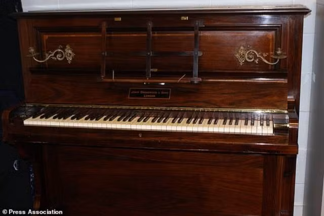 Chiếc đàn piano cổ nơi cất giấu một gia tài