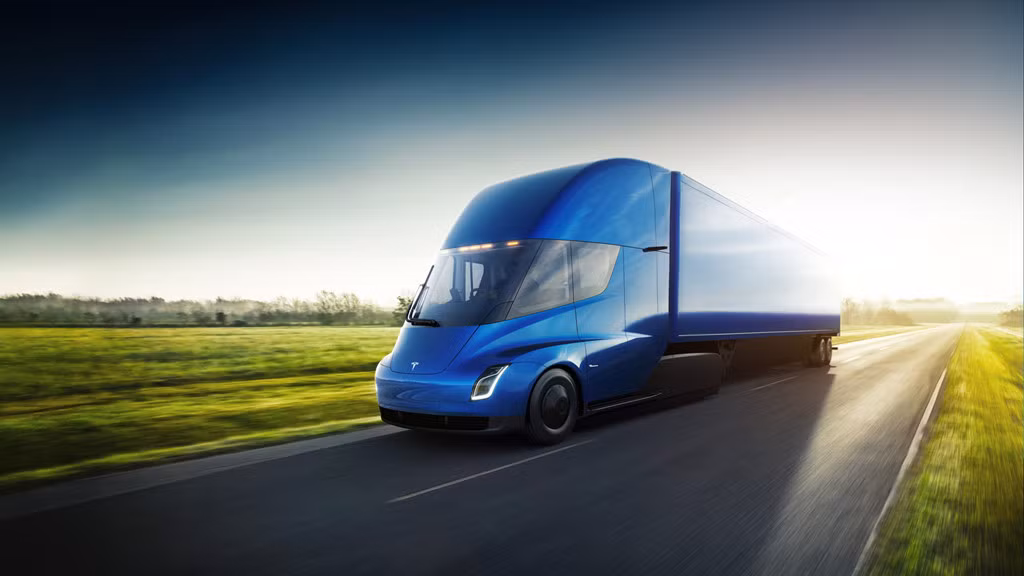 Tesla Semi gây chấn động ngành công nghiệp xe tải: Tesla Semi là chiếc xe tải thương mại chạy hoàn toàn bằng điện đầu tiên của hãng, ra mắt vào tháng 11/2017. Chiếc xe có thể chạy quãng đường 500-800 km tùy thuộc bộ pin và sử dụng 4 động cơ điện. Tesla Semi sẽ được tung ra thị trường vào năm 2019 và có giá từ 150.000 USD cho phiên bản 500 km.