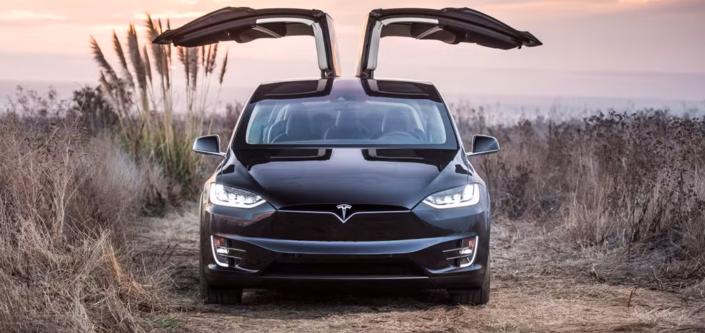  Thất bại của Model X: Vào tháng 10, Tesla đã chủ động thu hồi hơn 11.000 chiếc SUV Model X do kết quả thử nghiệm cho thấy dãy ghế sau bị tung ra khi va chạm. Vài ngày sau, trang Consumer Report xếp Model X đứng cuối trong “10 chiếc xe kém an toàn nhất”. Tesla sau đó phản pháo rằng báo cáo của CR đã lỗi thời và bỏ qua những cải tiến trong Model X. Tuy nhiên, danh tiếng của chiếc xe đã không thể hồi phục.