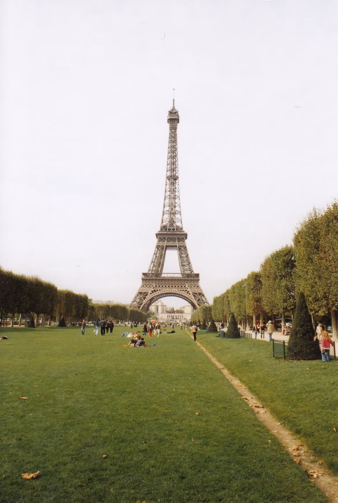 Nằm ở thủ đô Paris, Pháp, tháp Eiffel là một trong những công trình nổi tiếng thế giới, thu hút hàng triệu du khách ghé thăm mỗi năm. Thế nhưng, không nhiều người biết được bên trong công trình này có một căn phòng bí mật trên đỉnh tháp do kiến trúc sư Gustave Eiffel dày công thiết kế.