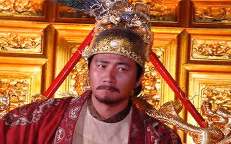 Nếu dùng thuốc nổ để mở lối vào thì toàn bộ lăng mộ và ngọn núi sẽ nổ tung. Đất đá sẽ vùi lấp tất cả nên trộm mộ cũng không thể lấy được bất cứ thứ gì dù bỏ ra nhiều công sức.