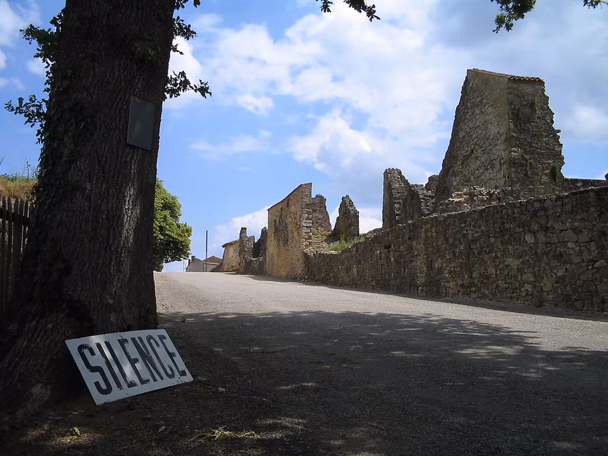 Ngày nay, khi ghé thăm thị trấn Oradour-sur-Glane, du khách vẫn có thể cảm nhận sự kiện kinh hoàng đã xảy đến với hơn 600 dân làng khi họ bị tước đi sinh mạng một cách tàn bạo.