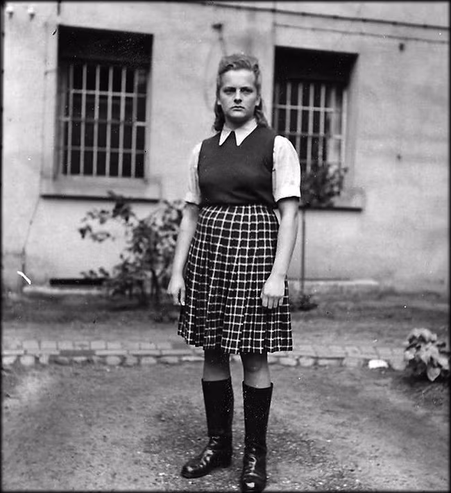 Dù sở hữu dung mạo xinh đẹp nhưng Irma Grese vô cùng độc ác, hung hãn. Ả thường xuyên trút giận lên các nữ tù nhân Do Thái có chút nhan sắc vì phát hiện chồng - bác sĩ "đồ tể" Josef Mengele có tình ý với họ.
