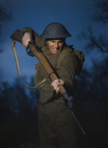 Một binh sĩ thuộc đơn vị Bộ binh Durham Light tham gia cuộc huấn luyện tại Anh tháng 3/1944. Đây là một trong những bức ảnh khó quên về Thế chiến 2.