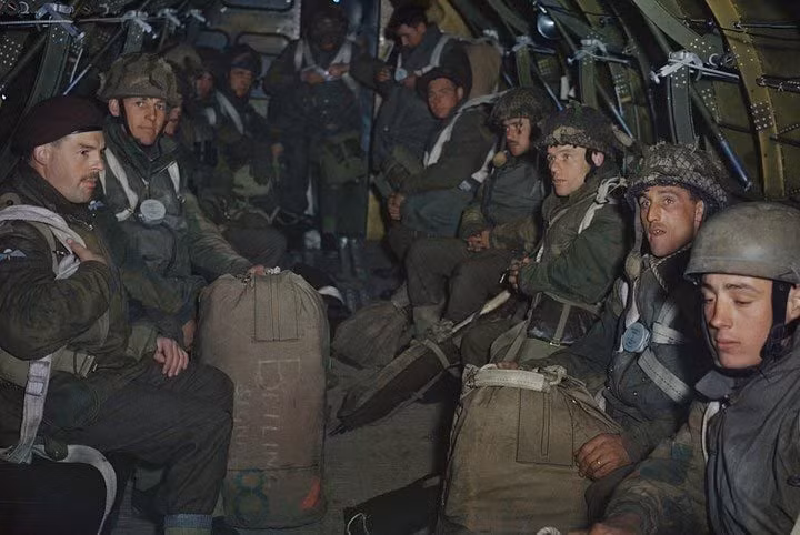 Lính dù Anh chuẩn bị nhảy từ máy bay RAF Dakota xuống căn cứ Down Ampney ở Wiltshire, Anh. Ảnh chụp tháng 4/1944.