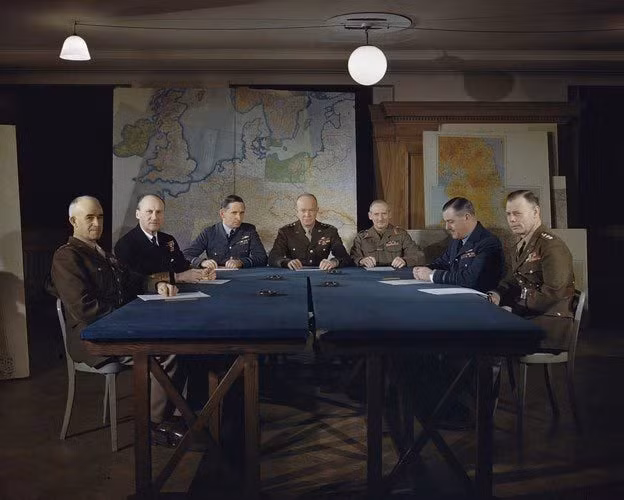 Tướng Dwight D. Eisenhower (ngồi giữa), người sau này trở thành Tổng thống thứ 34 của Mỹ nhóm họp với các chỉ huy cấp cao tại Trụ sở tối cao của phe đồng minh ở London, Anh vào tháng 2/1944 về chiến dịch D-Day. Đây là cuộc đổ bộ lớn nhất trong Chiến tranh thế giới 2.