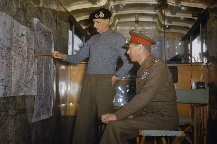 Vua George VI của Anh nghe cấp dưới giải thích về chiến dịch của Đồng minh khi tới Hà Lan tháng 10/1944.