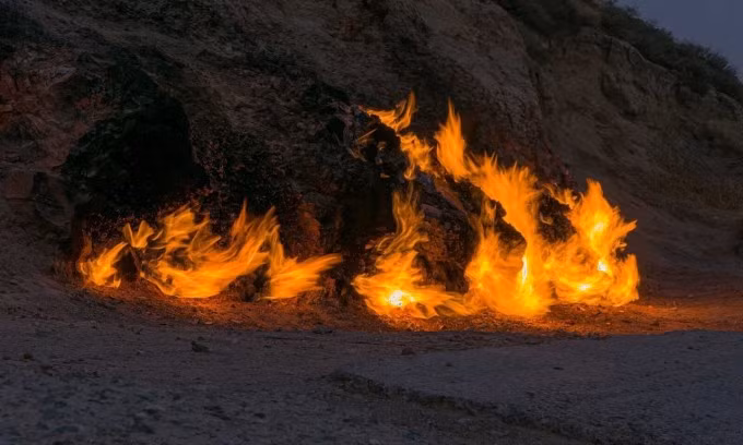 Là một quốc gia nhỏ nằm giữa Đông Âu và Trung Á, Azerbaijan hấp dẫn giới chuyên gia cũng như công chúng khi tồn tại một ngọn lửa cháy ngàn năm không tắt.