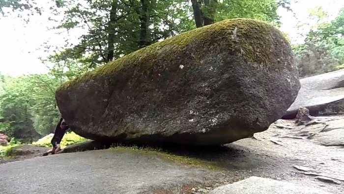 Sự việc này khiến nhiều người tò mò vì sao con người có thể khiến tảng đá Trembling Rock nặng 137 tấn có thể di chuyển. Tiến sĩ Mark Whalley đến từ Viện Vật lý (IOP) có trụ sở tại London, Anh đã đưa ra lời giải.