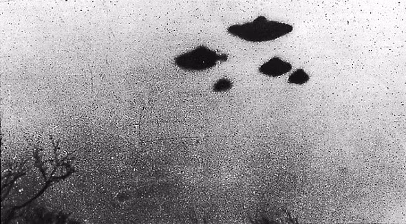 Sinh viên Alex Birch ở Vương quốc Anh được cho là đã chụp hình ảnh một nhóm UFO xuất hiện trên bầu trời thành phố Sheffield năm 1962.