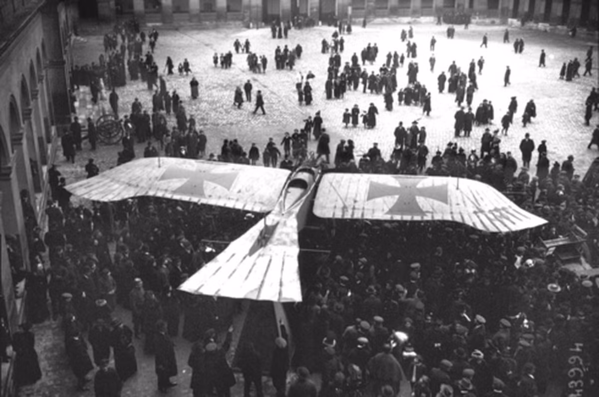 Một chiếc monoplane (máy bay có cánh cố định) Taube của Đức nằm ở Paris, Pháp năm 1915. Rất nhiều người dân đã đến xem chiếc monoplane này.