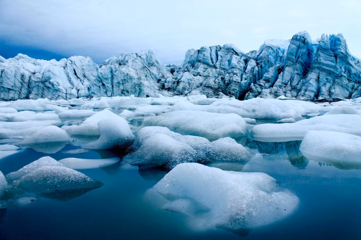 Khi băng ở Greenland tan chảy với tốc độ nhanh theo thời gian sẽ đổ hàng tỷ tấn nước ra đại dương. Hậu quả là những thành phố, làng mạc ven biển sẽ có nguy cơ bị nước biển "nhấn chìm" từ từ và đối mặt với những trận lũ lụt nguy hiểm gây thiệt hại lớn về nhân mạng và kinh tế. Thêm nữa, hệ sinh thái ở Greenland cũng có thể rơi vào thảm kịch diệt vong.