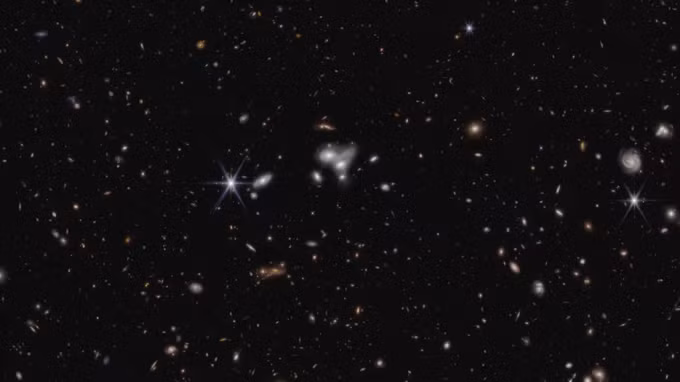 Theo thông cáo báo chí của NASA, nhóm nghiên cứu đã quan sát thiên hà CEERS 1019 bằng kính viễn vọng James Webb. Theo đó, họ phát hiện hố đen siêu lớn có khối lượng gấp khoảng 9 triệu lần khối lượng Mặt Trời nằm trong thiên hà này.