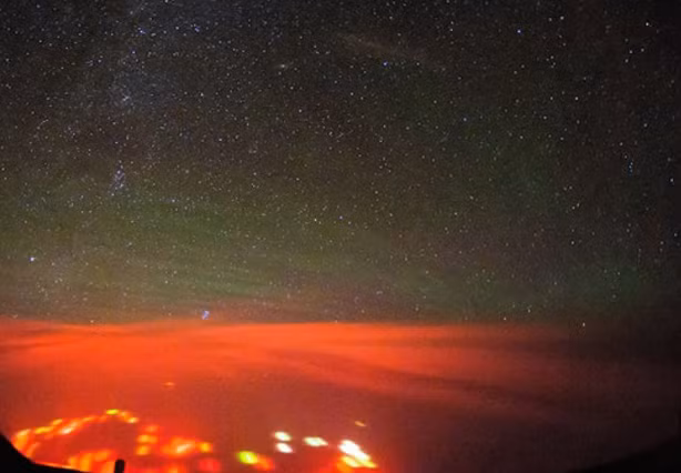 Khi máy bay di chuyển ngang qua bán đảo Kamchatka, ông Heyst bất ngờ nhìn thấy một vệt sáng màu đỏ bí ẩn cùng với những chấm đỏ nổi bật.