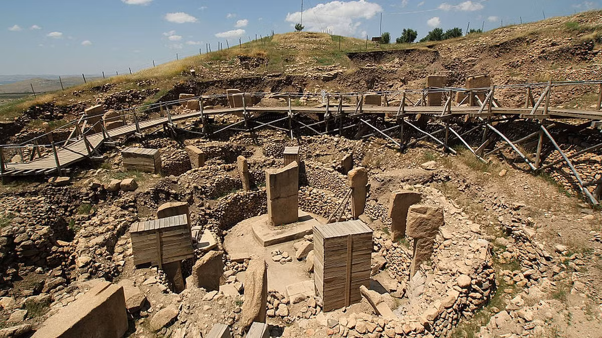 Gobekli Tepe gồm những cột trụ lớn bằng đá sa thạch nguyên khối hình chữ T cao khoảng 3m. Các chuyên gia ước tính công trình này được tạo ra vào khoảng năm 9000 trước Công nguyên.