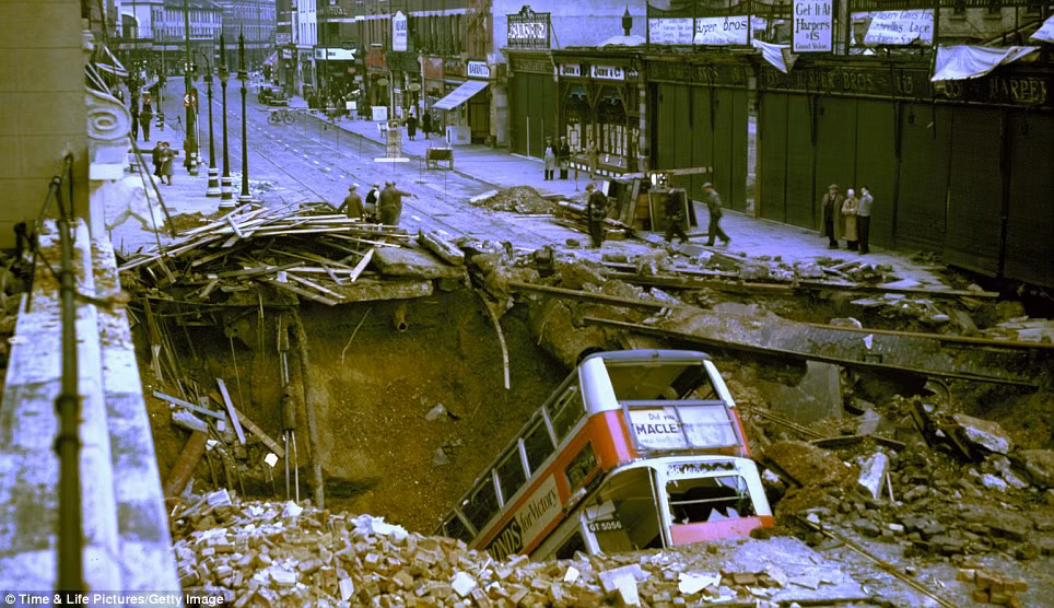 Vào tháng 10/1940, một con đường gần ga tàu điện ngầm Balham ở London trúng bom. Theo đó, đường xá bị phá hủy và một xe bus rơi xuống hố bom.