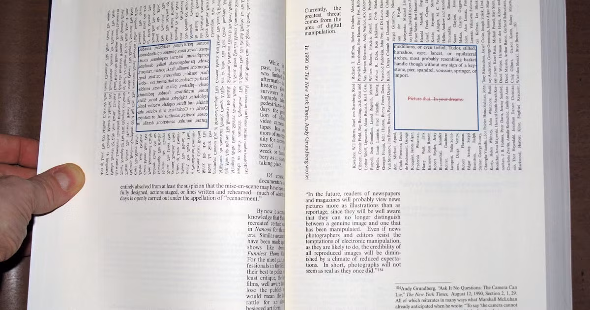 Bởi lẽ, House of Leaves là tác phẩm hư cấu kể về một bộ phim tài liệu đặc tả một ngôi nhà giống mê cung và câu chuyện của gia đình sống trong đó. Cuốn tiểu thuyết mang phong cách kết hợp giữa thể loại kinh dị và lãng mạn.