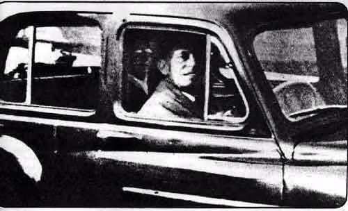 Mabel Chinnery chụp ảnh chồng khi ông đang ngồi trong ô tô một mình năm 1959. Thế nhưng, khi xem ảnh, vợ chồng bà Mabel phát hiện một hình bóng người bí ẩn với đôi mắt sáng, ngồi ở ghế sau.