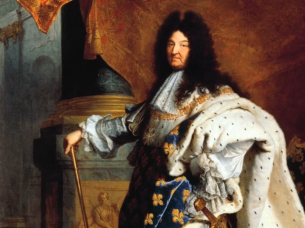 Với đội quân lớn nhất và hùng mạnh nhất châu Âu vào thời điểm ấy, Vua Louis XIV đã dập tắt các cuộc nổi loạn trong nước đồng thời thực hiện các cuộc chinh phạt nhằm xâm chiếm nhiều vùng lãnh thổ ở châu Âu, mở rộng ảnh hưởng của nước Pháp trên chính trường thế giới.