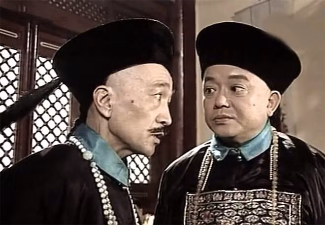 Thôn Thượng Vạn có một quả núi nhỏ. Trên núi có 5 ngôi mộ nhưng không có bất kỳ một tấm bia nào. Dân gian đồn rằng đó là "mộ Hòa gia". Trong nhiều năm, khu mộ này bị mộ tặc ghé thăm.