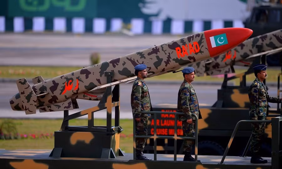 Mô hình tên lửa hành trình phóng từ trên không Ra'ad có tầm bắn 350km. Pakistan tuy vẫn còn nhập khẩu không ít công nghệ quân sự, nhưng trong lĩnh vực tên lửa nước này lại rất phát triển. Họ đã chế tạo được tên lửa hành trình và đặc biệt là tên lửa đạn đạo.