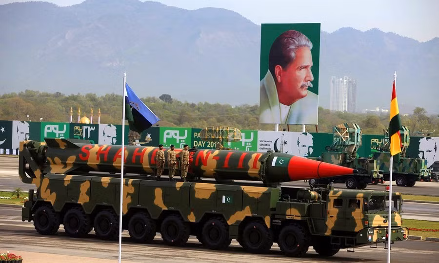 Bệ phóng và đạn tên lửa đạn đạo tầm trung Shaheen-III có tầm bắn đến 2.750km.