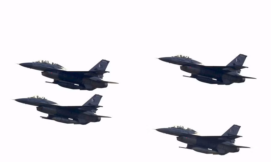 Biên đội tiêm kích F-16 của Không quân Pakistan trình diễn.