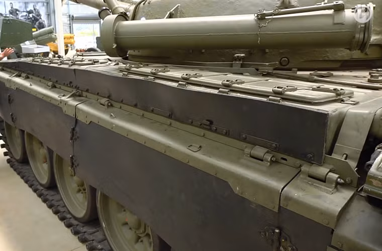 Ngoài ra hai bên sườn xe tăng T-72 còn được thiết kế tấm quây nhằm bảo vệ thân xe.