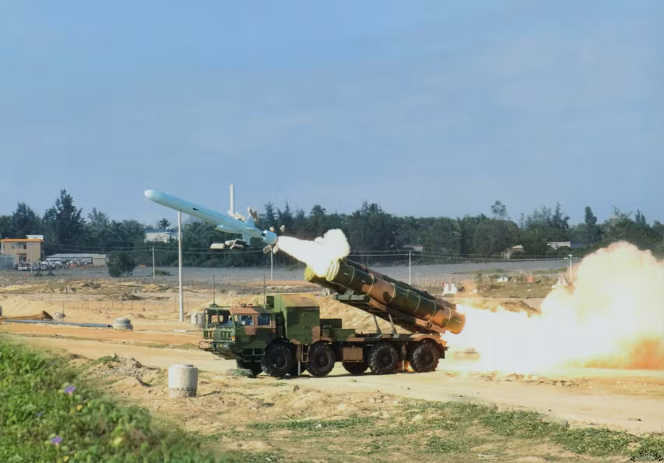 Nếu đây là thông tin chính xác, thì đây là một bước leo thang mới nguy hiểm sau khi Trung Quốc đã bố trí bất hợp pháp tên lửa phòng không HQ-9, chiến đấu cơ JH-7. Đáng quan ngại, ngoài hình ảnh bệ phóng tên lửa YJ-62 xuất hiện ở đảo Phú Lâm thuộc quần đảo Hoàng Sa, Việt Nam thì trên đảo cũng xuất hiện mái vòm radar. Nhiều khả năng, Trung Quốc đã đưa trái phép các hệ thống radar trinh sát tới đây. Nguồn ảnh: Sina