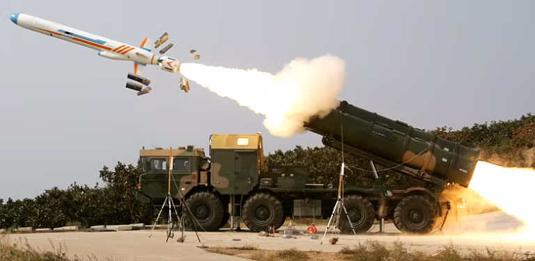 Nó mang theo một đầu nổ nặng khoảng 210kg, trang bị đầu tự dẫn radar chủ động pha cuối, hành trình bay theo quán tính và định vị Bắc Đẩu. Nguồn ảnh: Sina