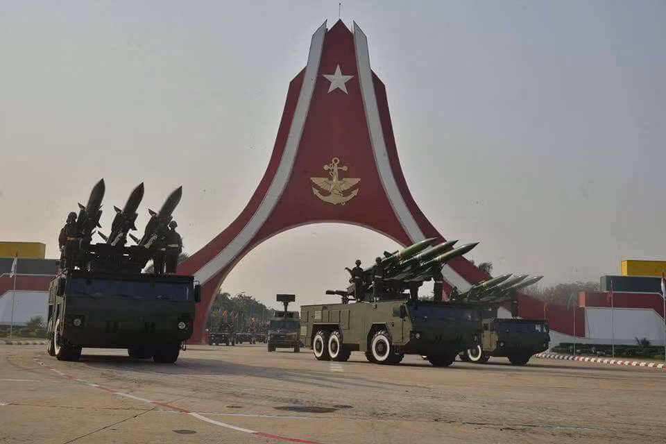 Thế nên, khả năng cao đây là phiên bản nâng cấp tên lửa SA-6 của Myanmar. Nhìn nó khá giống phiên bản Buk-M2 đặt trên khung bệ bánh lốp vì sử dụng khung gầm khá giống loại của Myanmar giới thiệu – MZKT-6922.