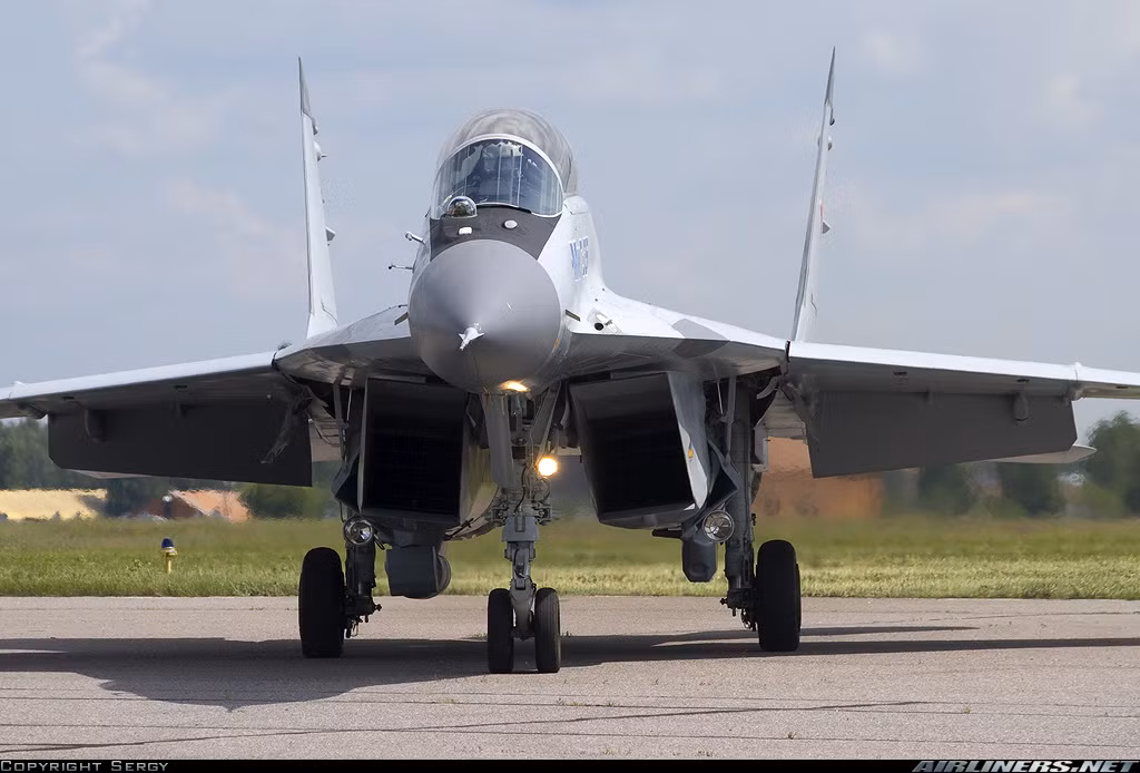 Hệ thống cảm biến trinh sát trên MiG-35 cũng mạnh ngang ngửa họ Su-30MK. Cụ thể, nó được trang bị radar quét mạng pha chủ động Zhuk-AE cùng trạm định vị quang điện tử OLS-30 (có khả năng phát hiện máy bay tàng hình). Cụ thể, theo nhà sản xuất, OLS-30 có thể phát hiện máy bay đối phương từ khoảng cách tới 90km.