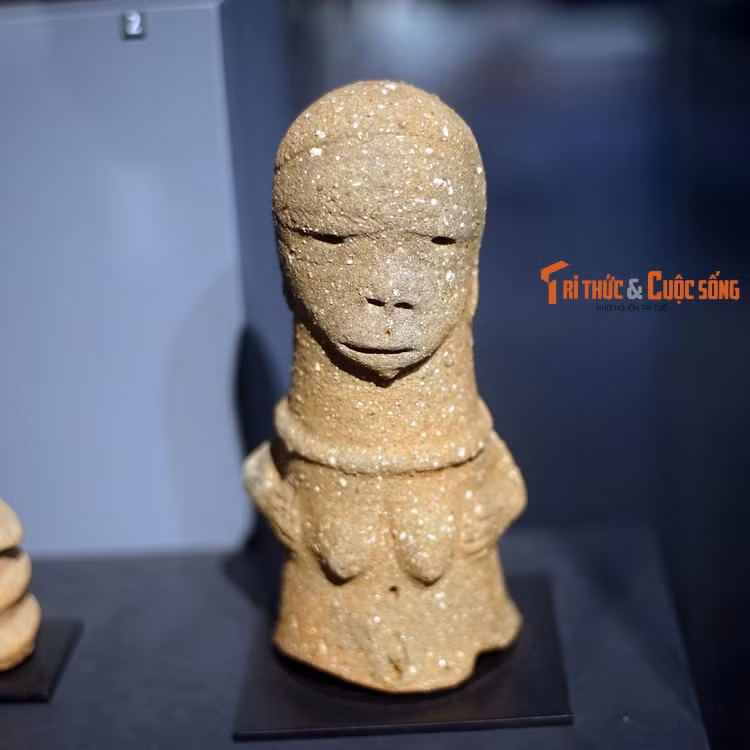 ượng nữ giới, văn hóa Nok, thu thập ở di chỉ Yelwa, Nigeria. Văn hóa Nok là một nền vă hóa cổ tiêu biểu ở lưu vực sông Niger, tồn tại từ các thế kỷ trước Công nguyên, lụi tàn đầu thiên niên kỷ thứ nhất.