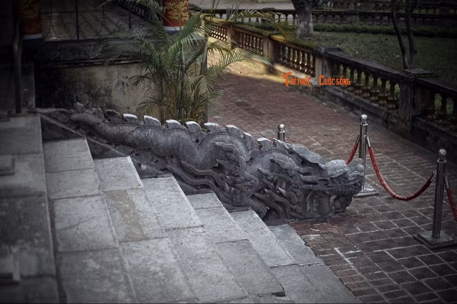 Cặp thành bậc này có cấu trúc và hoa văn trang trí hoàn toàn giống nhau, gồm tượng rồng ở phần trên và các họa tiết trang trí ở mặt ngoài của thành bậc.