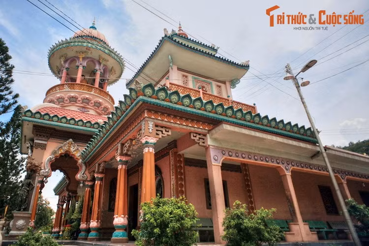 11. An Giang. Tên gọi tỉnh An Giang được nhà Nguyễn đặt năm 1832, có nghĩa là vùng nước an lành. Tên gọi này mang hàm ý nơi đây có thể định cư lâu dài, khuyến khích di dân, khẩn hoang lập làng. Ảnh: Chùa Tây An ở TP Châu Đốc, tỉnh An Giang.