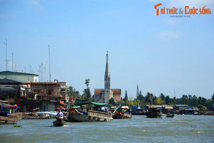  1. Tiền Giang. Dễ nhận ra, tên gọi tỉnh Tiền Giang được đặt theo sông Tiền, con sông chính chảy qua tỉnh, đồng thời là một trong hai dòng sông chính bồi đắp nên đồng bằng sông Cửu Long. Theo đo đạc, sông Tiền có tổng chiều dài hơn 234 km. Ảnh: Sông Cái Bè, một phụ lưu của sông Tiền ở Tiền Giang.