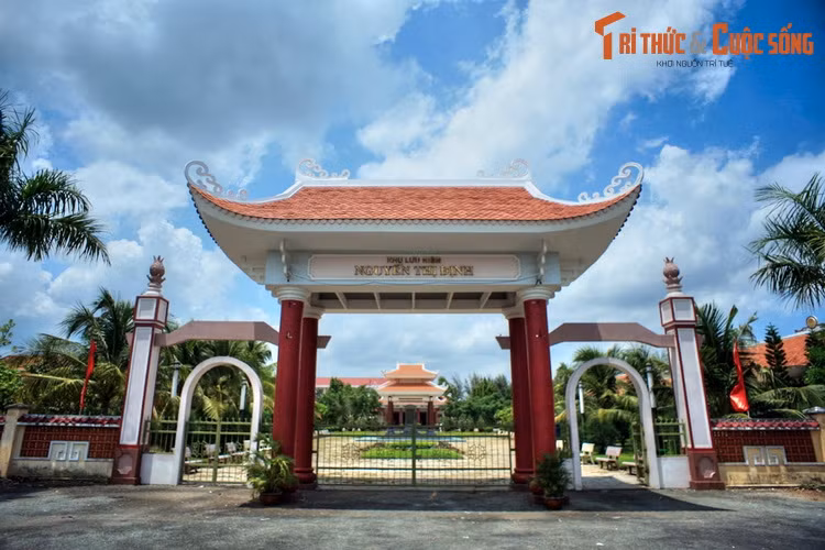  3. Bến Tre. Tên gọi tỉnh Bến Tre bắt nguồn từ tiếng Khmer là "Srôk kompong Trey". Sau này người Việt dịch chữ Srôk thành Bến và giữ phiên âm Trey lại, đọc phiên âm tiếng Việt từ Trey thành Tre. Ảnh: Khu lưu niệm nữ tướng Nguyễn Thị Định, huyện Giồng Trôm, tỉnh Bến Tre.