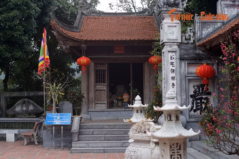  Đền thờ Lê Văn Thịnh (thôn Bảo Tháp, xã Đông Cứu, huyện Gia Bình, tỉnh Bắc Ninh) là nơi đang lưu giữ một tác phẩm điêu khắc cổ độc nhất vô nhị Việt Nam. Đây là một bức tượng được gọi là rồng đá hoặc xà thần, đã được công nhận là Bảo vật quốc gia của Việt Nam từ năm 2013