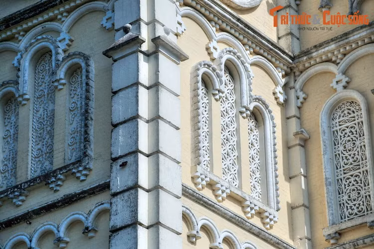 Mặt ngoài nhà thờ rất tráng lệ với những họa tiết trang trí và hoa văn đắp nổi cầu kỳ. Mỗi ô cửa sổ được tạo tác rất công phu. Diềm mái kết hợp hài hòa với vẻ đẹp của các ô cửa.